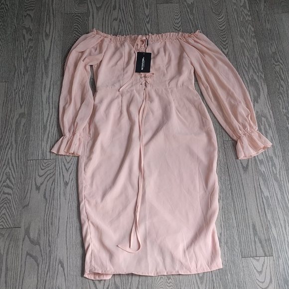 Beautiful dress by Pretty little things 😍 - Picture 3 of 12